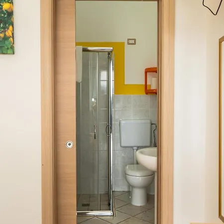 לינה וארוחת בוקר Scoglio Di Pirro 3*